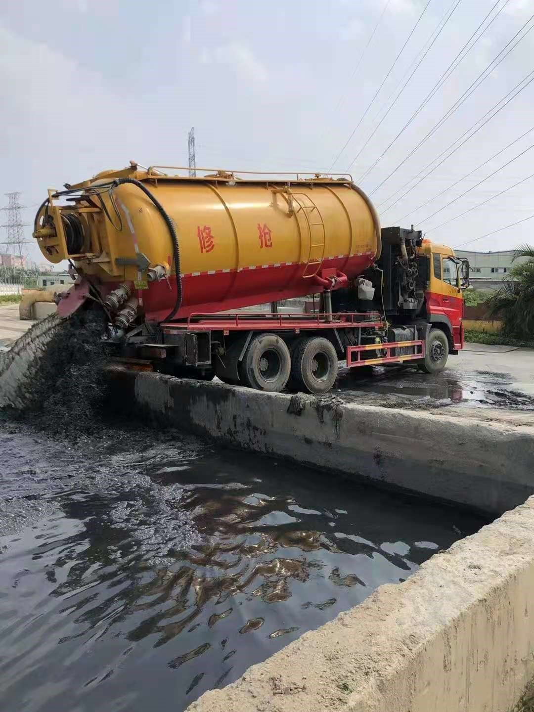 大功率吸污罐车转运泥浆污水 大功率吸污罐车转运泥浆污水